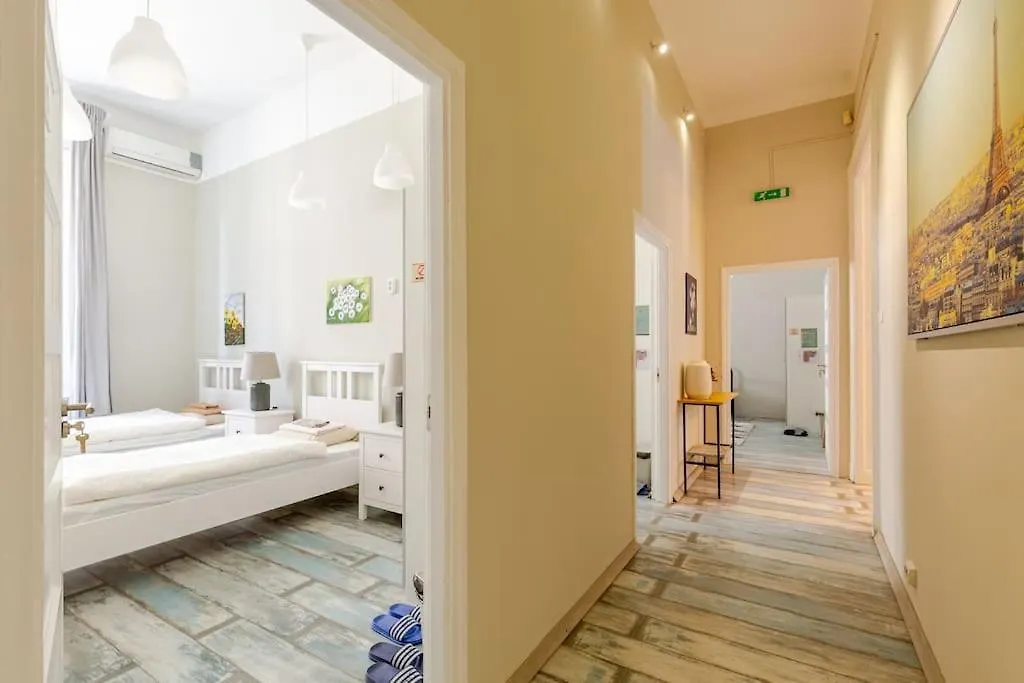 Spacious Apartment For Group In Centre Budapest