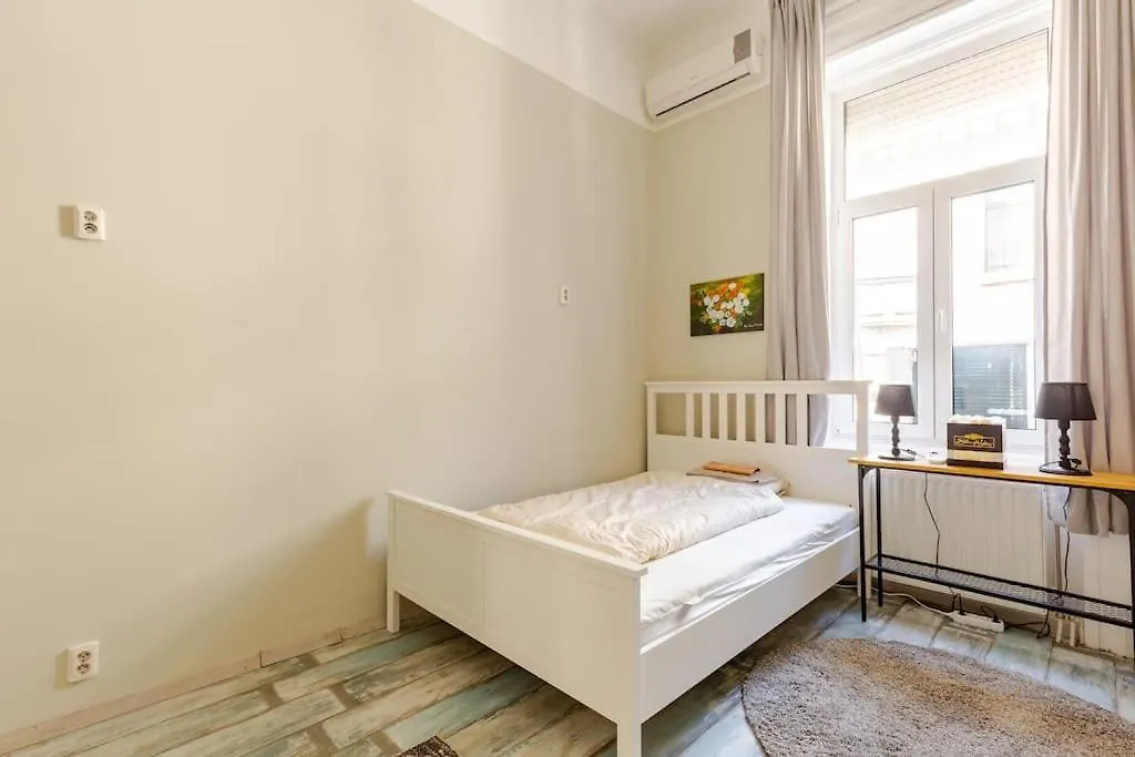Spacious Apartment For Group In Centre Budapest