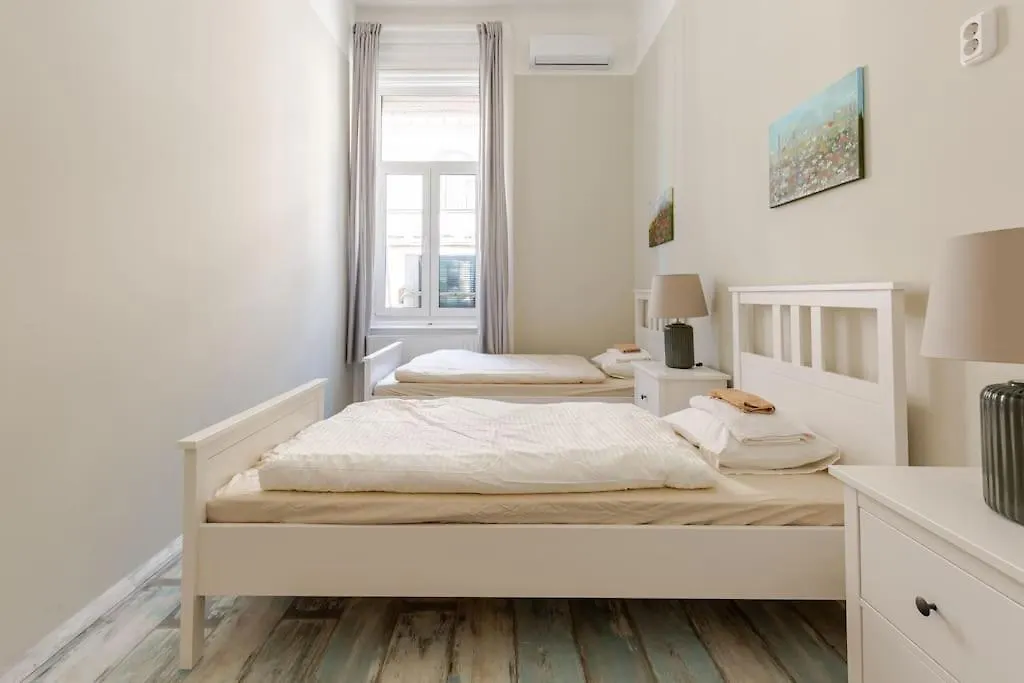 Spacious Apartment For Group In Centre Budapest