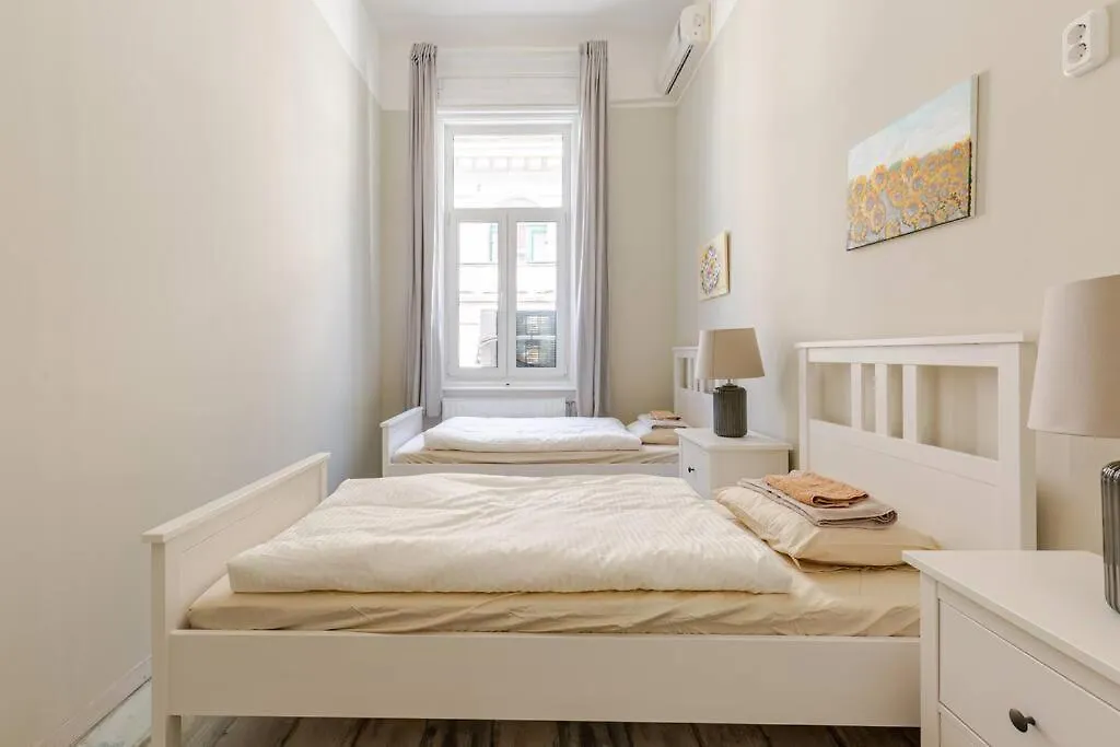 Spacious Apartment For Group In Centre Budapest