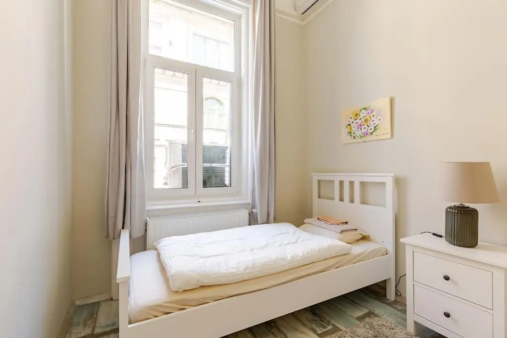 Spacious Apartment For Group In Centre Budapest Hungary