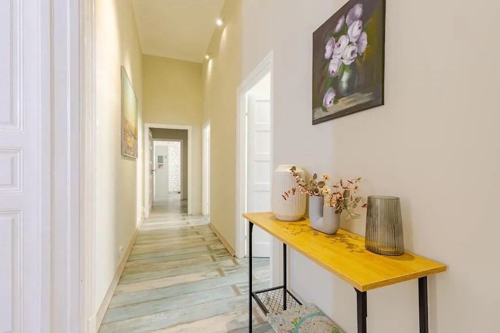 Spacious Apartment For Group In Centre Budapest