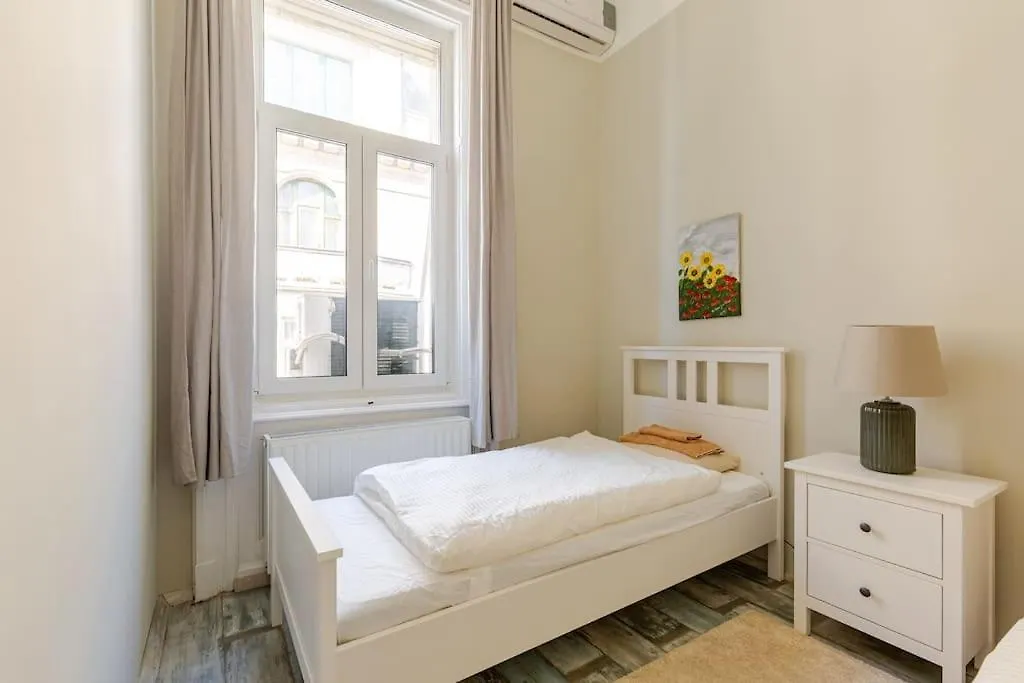 Spacious Apartment For Group In Centre Budapest