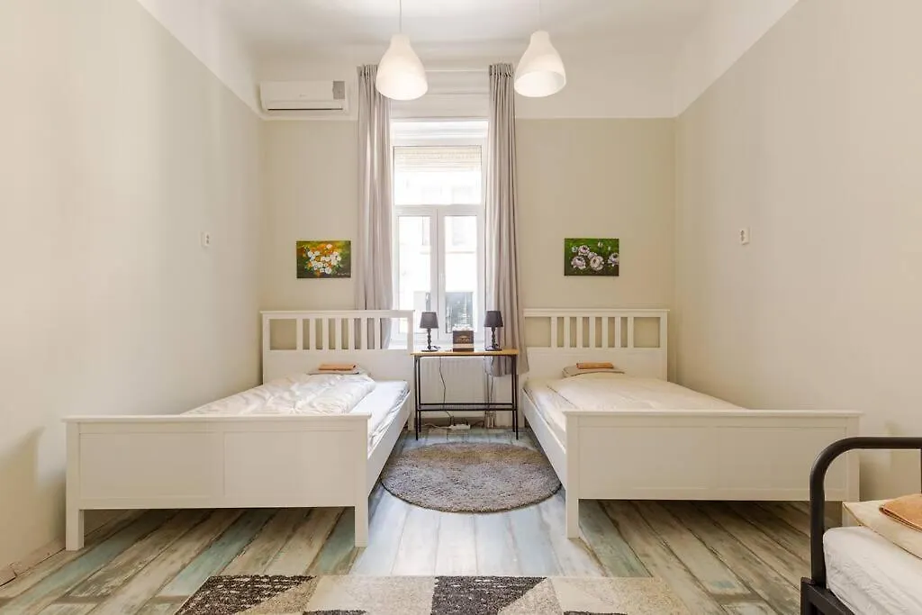 Spacious Apartment For Group In Centre Budapest Ungheria